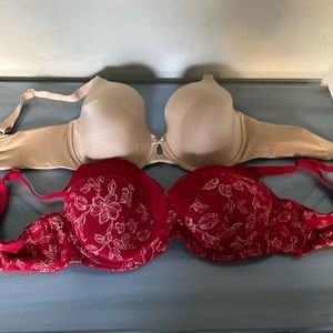 A set of two 34d bras